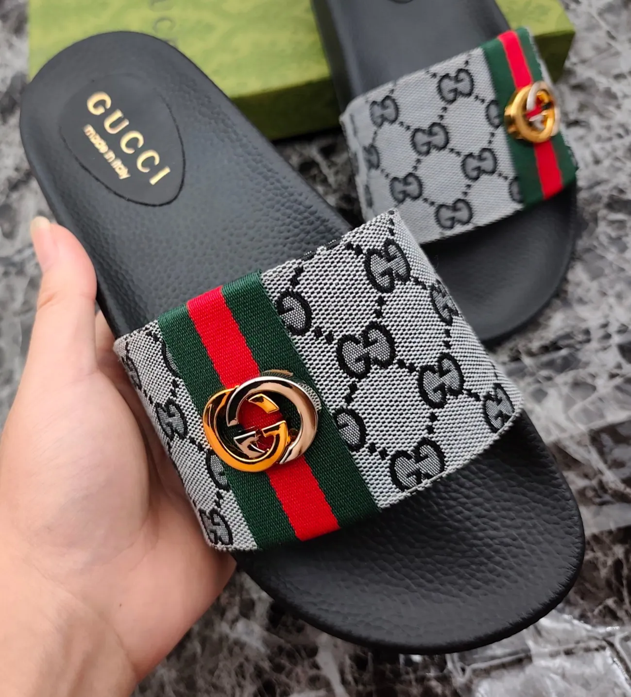 👟👟Ex-factory price 260👟👟 (available all year round), same style for men and women, size 35--48. Couple style🎗Louis Vuitton "LV" slippers, a much-anticipated one, so beautiful that it will melt your hearts❤! It is simply a masterpiece of extraordinary craftsmanship. It is a must-have for everyone. It is made by open mold. It feels Q-bounce and super soft on the feet. It is super delicate on the feet. It is an exclusive model. There are many layouts, so there is always one you like🎉🎉